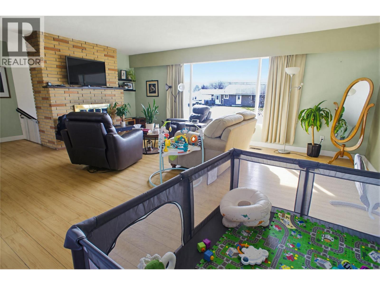 1942 FLEETWOOD Avenue, Kamloops