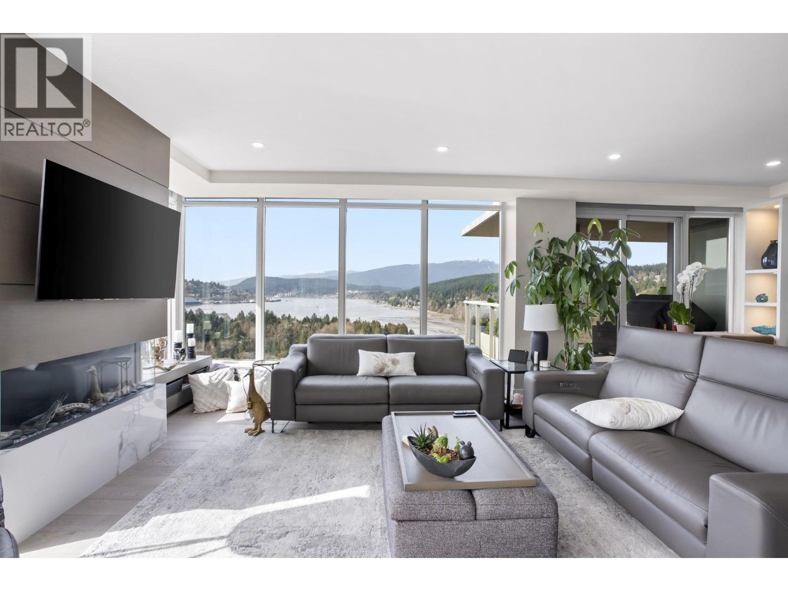 3002 660 NOOTKA Way - main photo