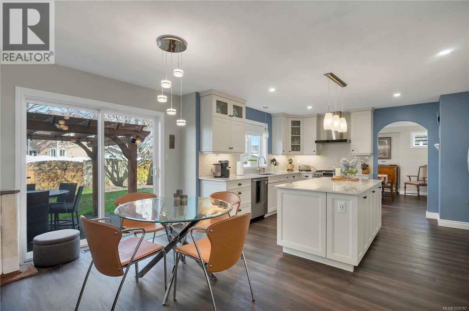 2404 Idiens Way - 16