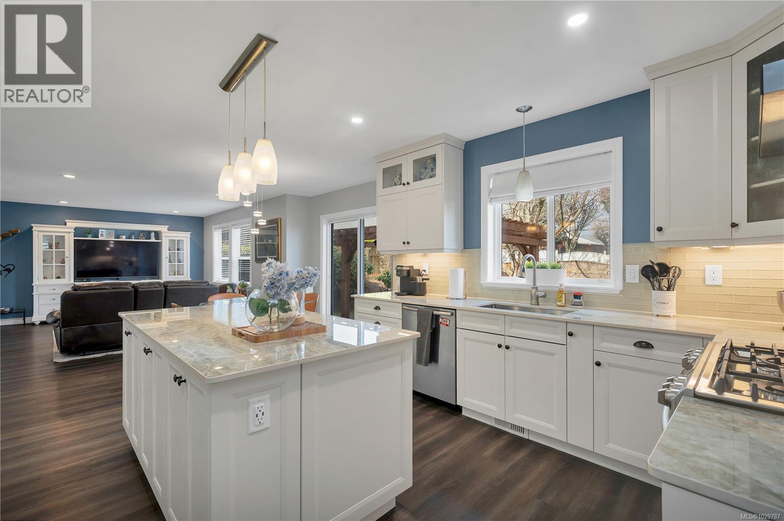 2404 Idiens Way - 6