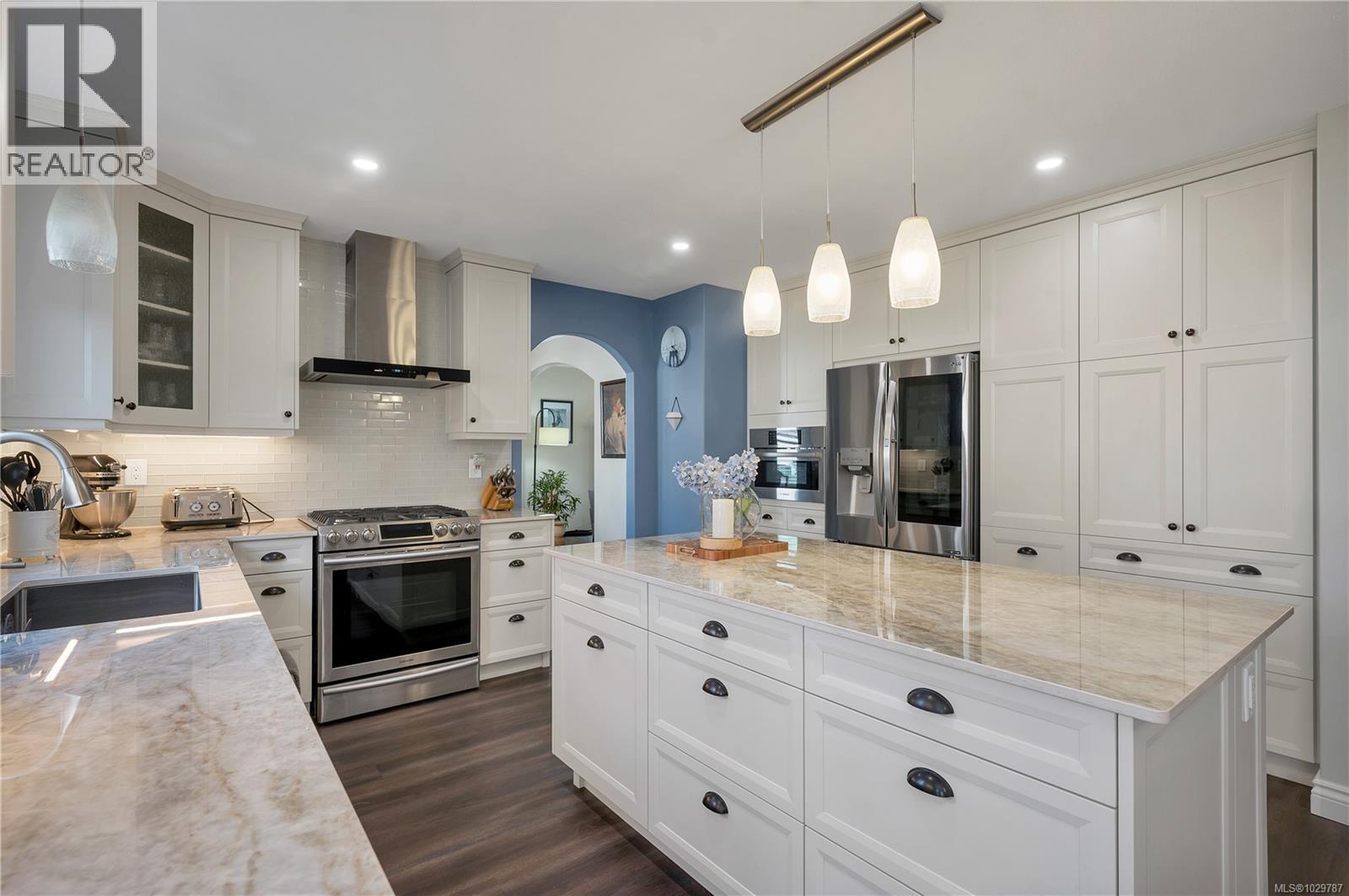 2404 Idiens Way - 8
