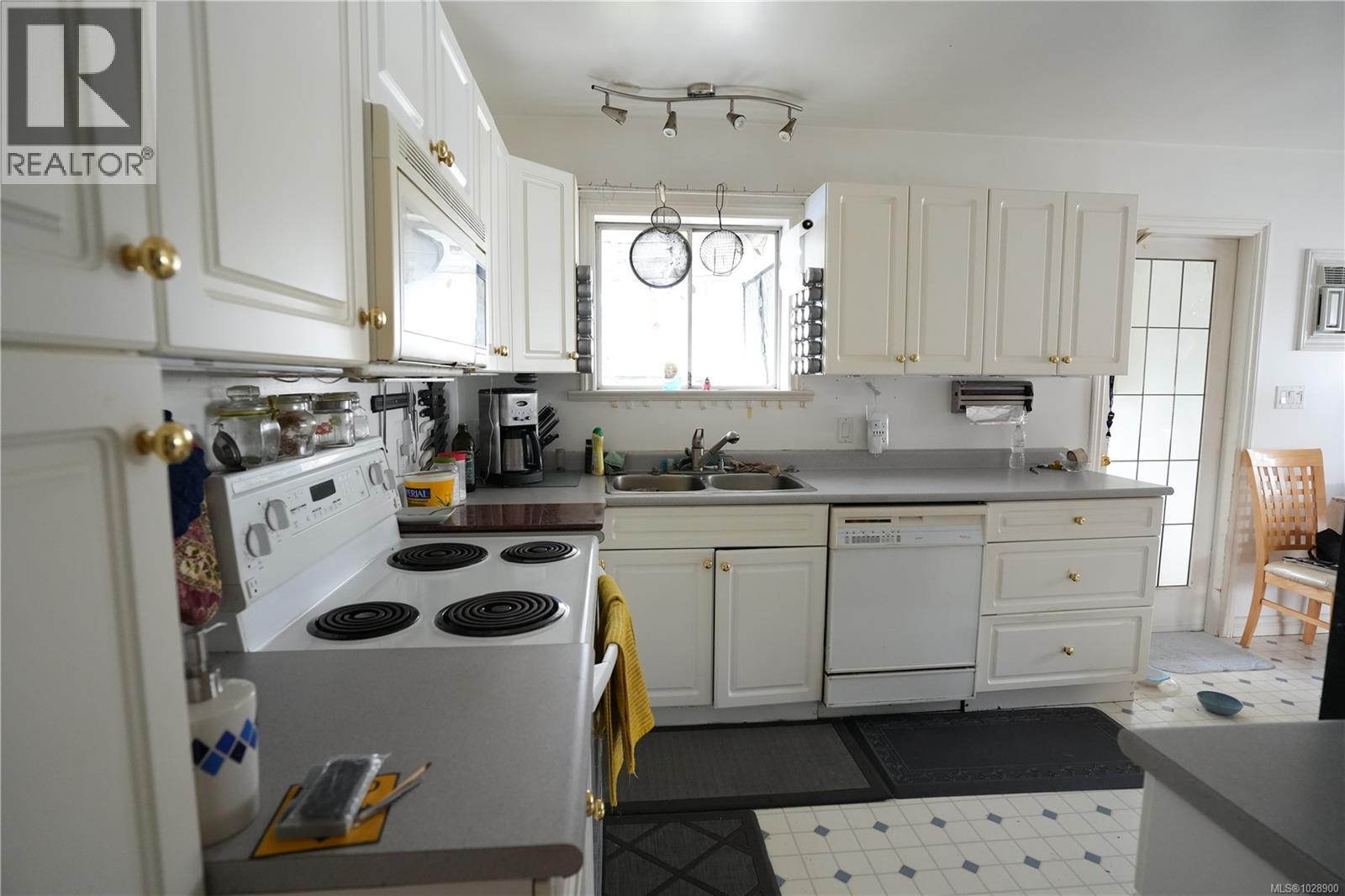 1092 ST. DAVID CRES - 10