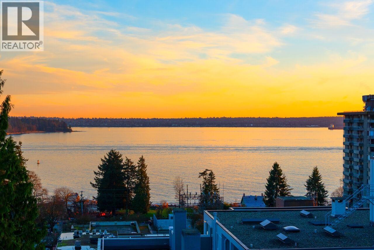 9 1717 DUCHESS AVENUE, West Vancouver