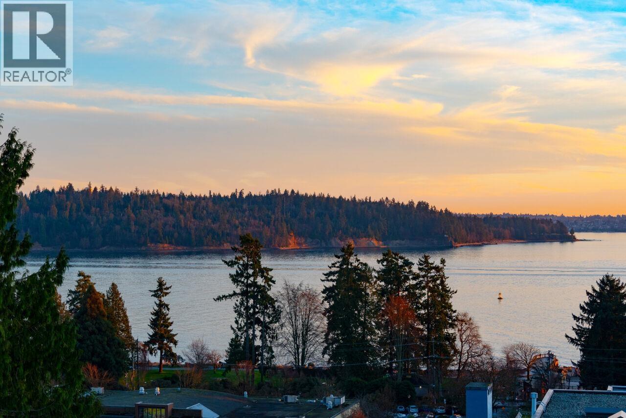 9 1717 DUCHESS AVENUE, West Vancouver