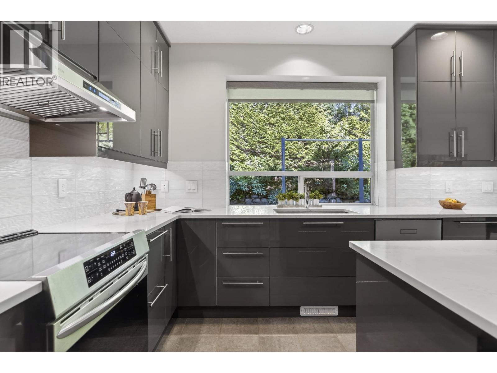 98 LINDEN COURT, Port Moody