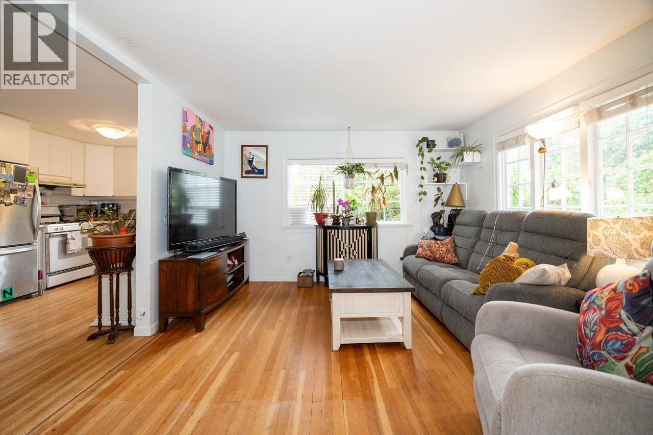 2268 EDGEMONT BOULEVARD — photo 3