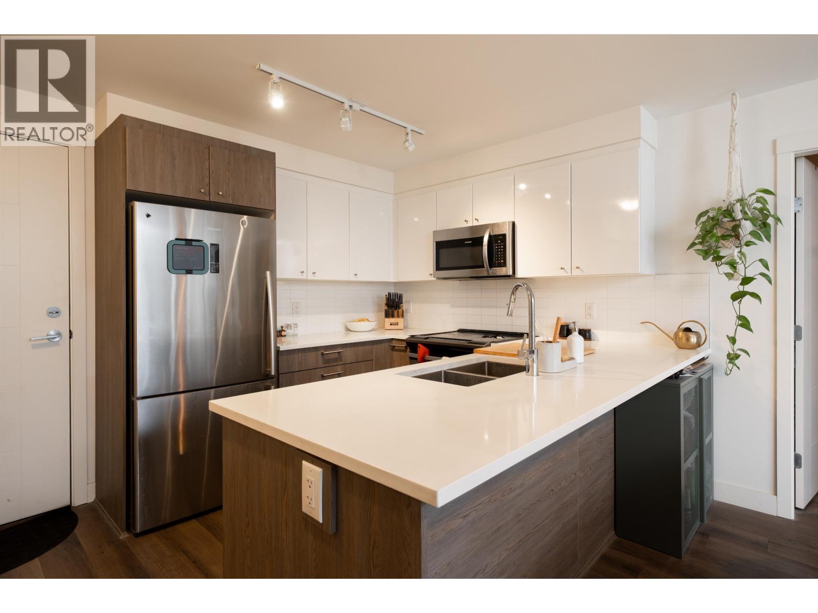 215 2525 CLARKE STREET, Port Moody