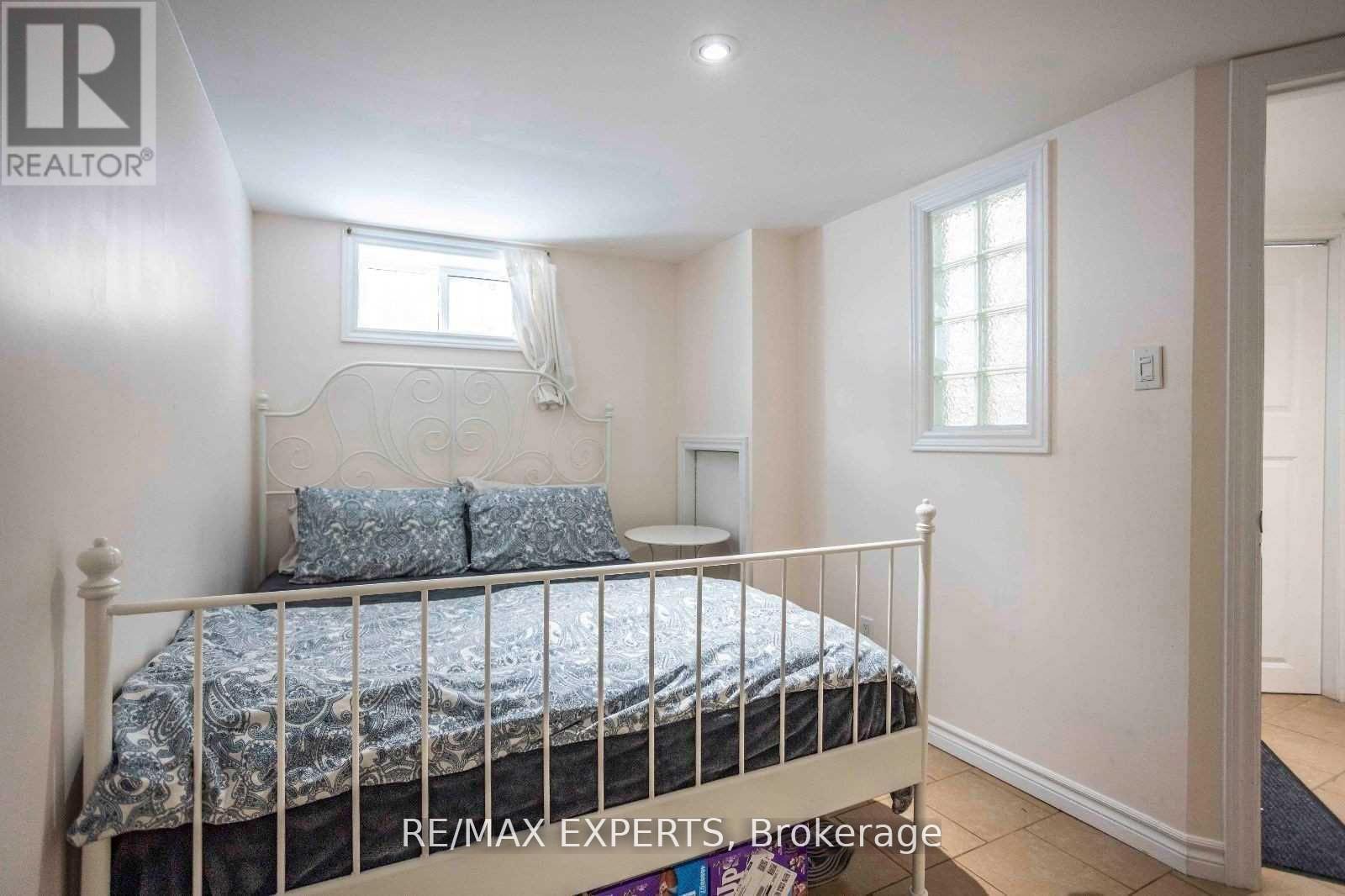 6 MCCALLUM COURT - 40