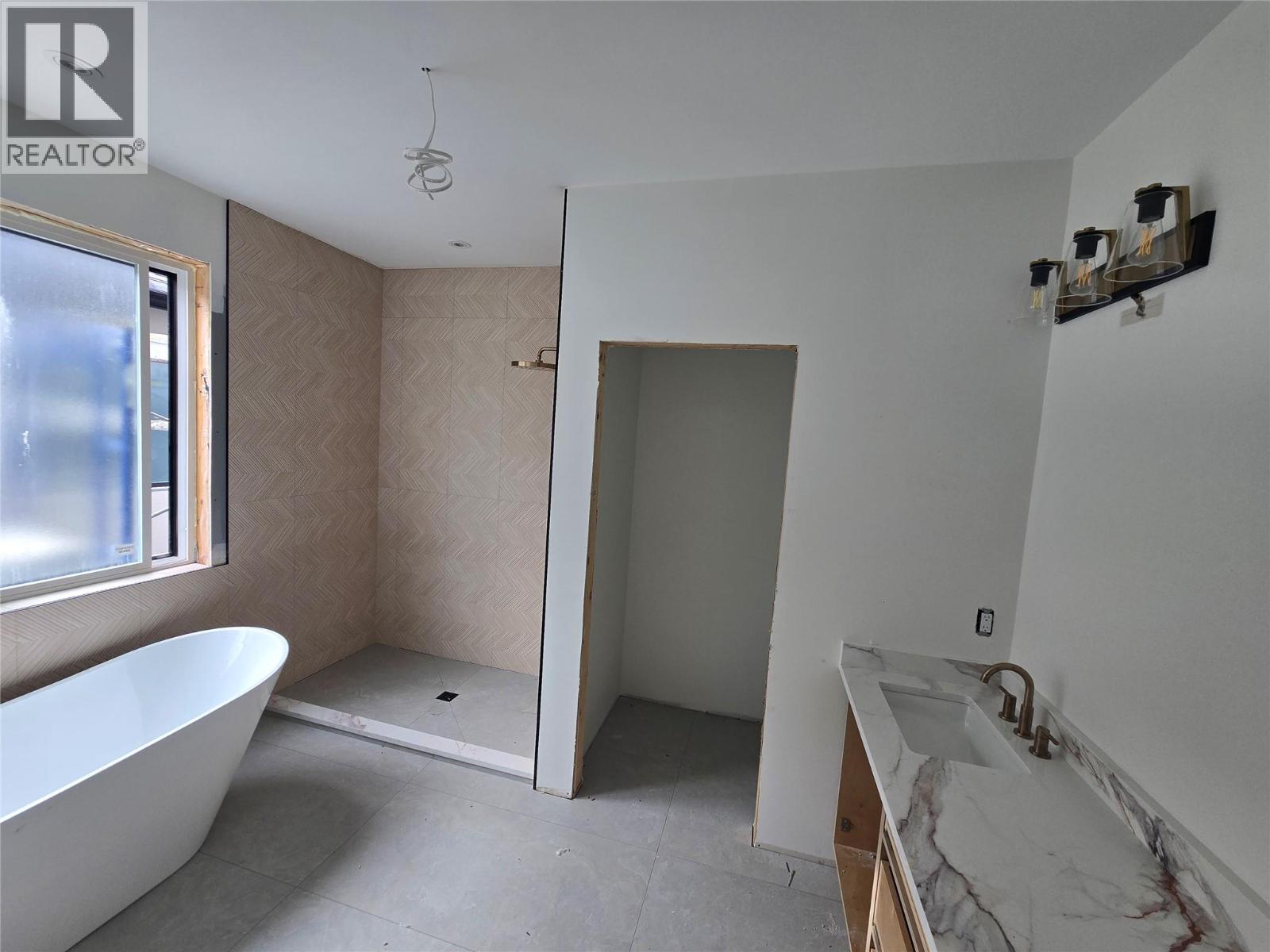  996 Bull Crescent, Kelowna