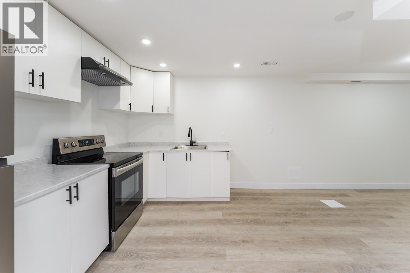 7790 QUEENS CRESCENT - 34