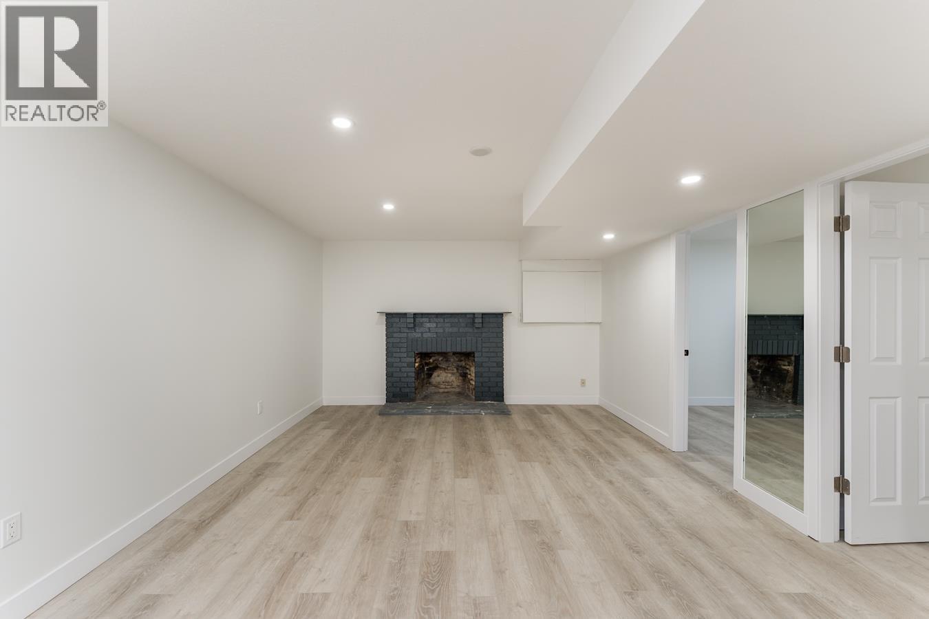 7790 QUEENS CRESCENT - 27