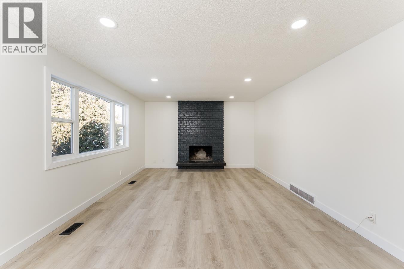 7790 QUEENS CRESCENT - 20