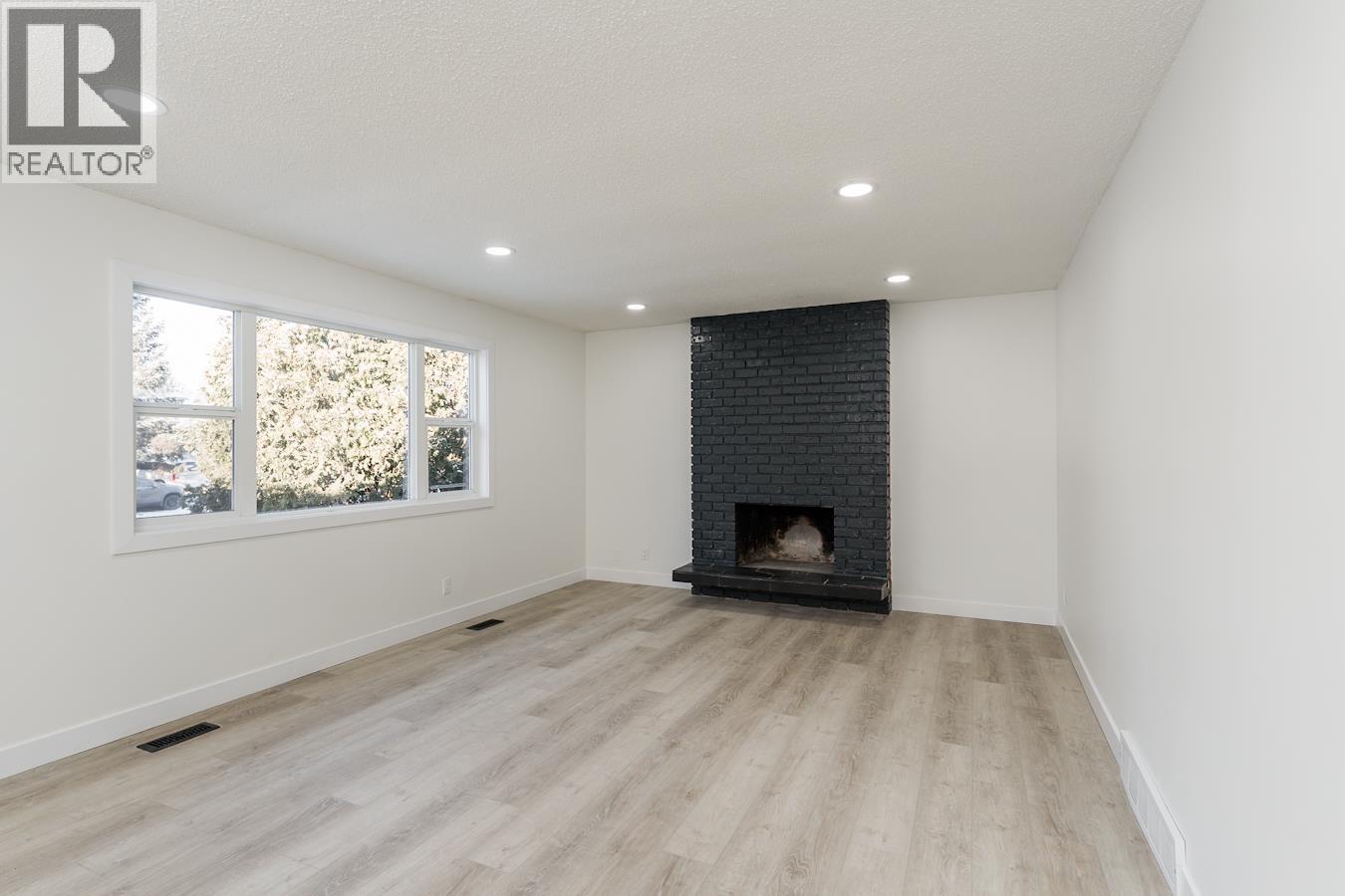 7790 QUEENS CRESCENT - 21