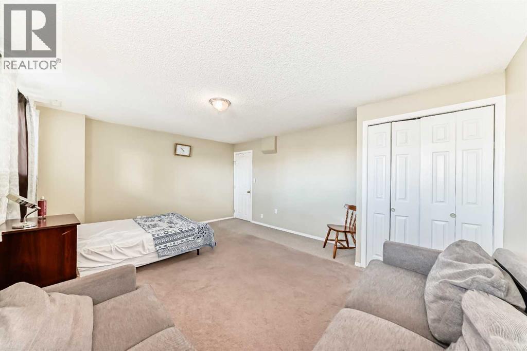 Single Family House Bi-level for Sale in  Temple Drive NE Temple Calgary 