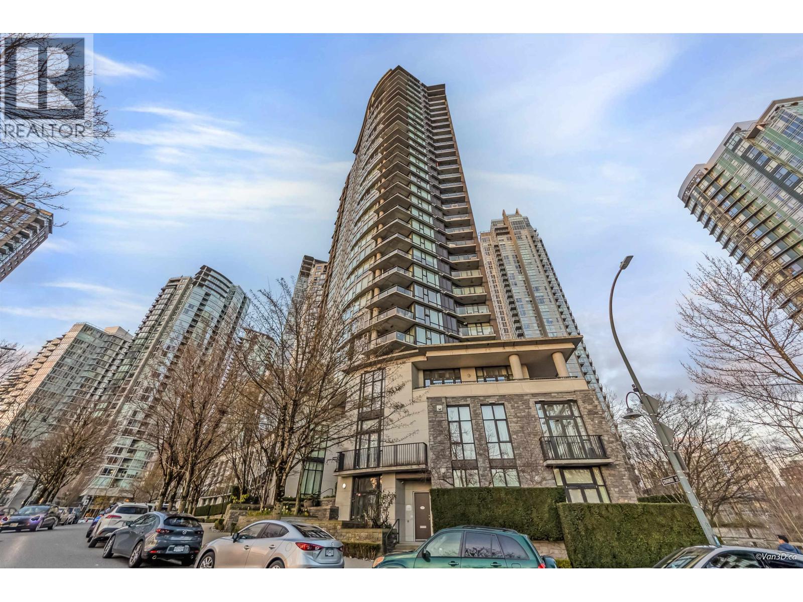 606 455 BEACH Crescent - main photo