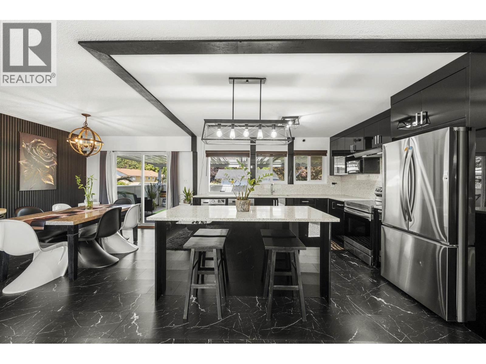 1121 PRAIRIE Avenue - photo 2