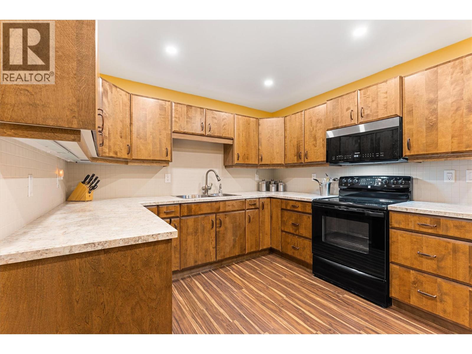 #106 539 Sutherland Avenue - 9