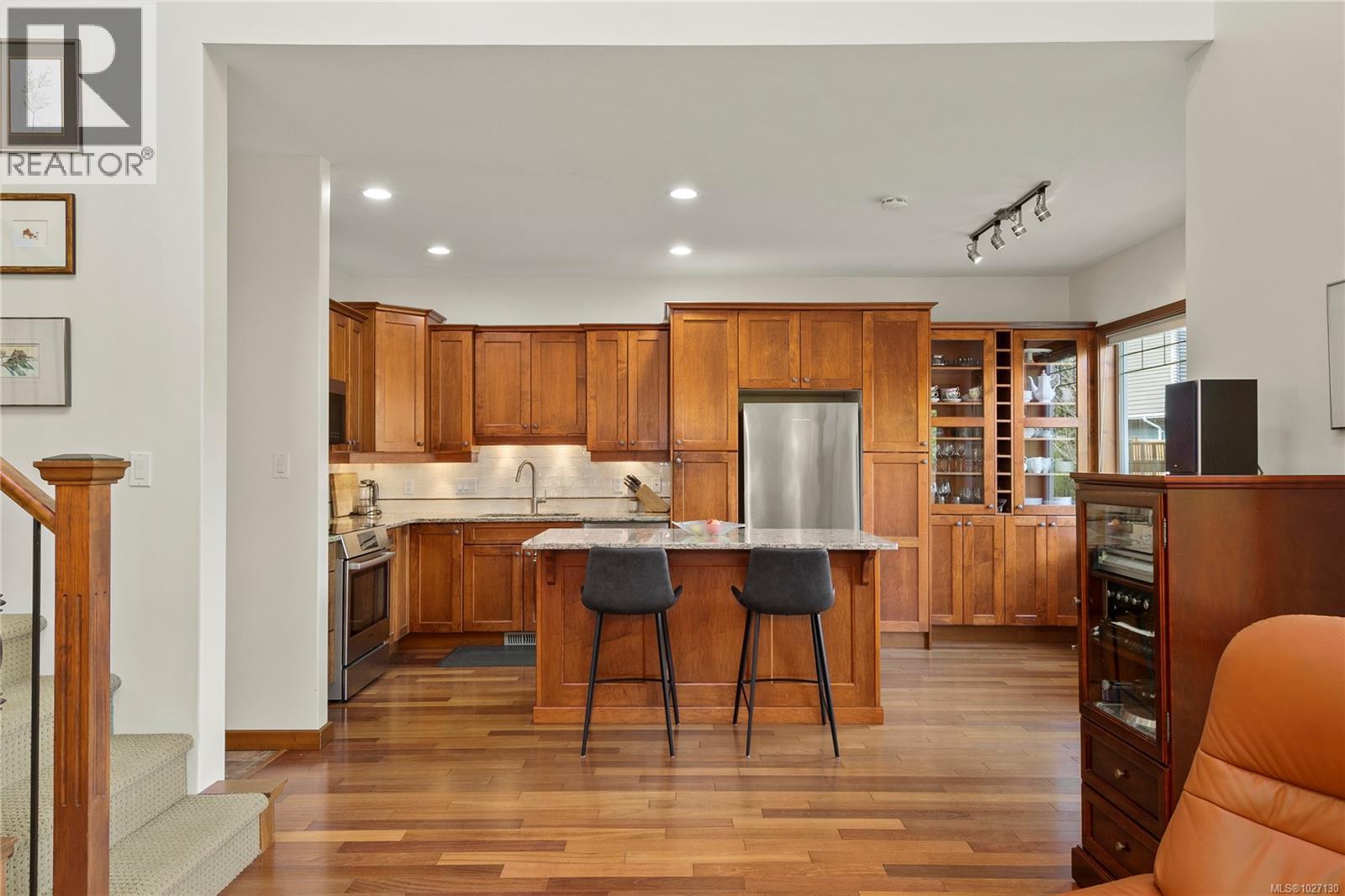 1856 CARDIFF CRES - 5