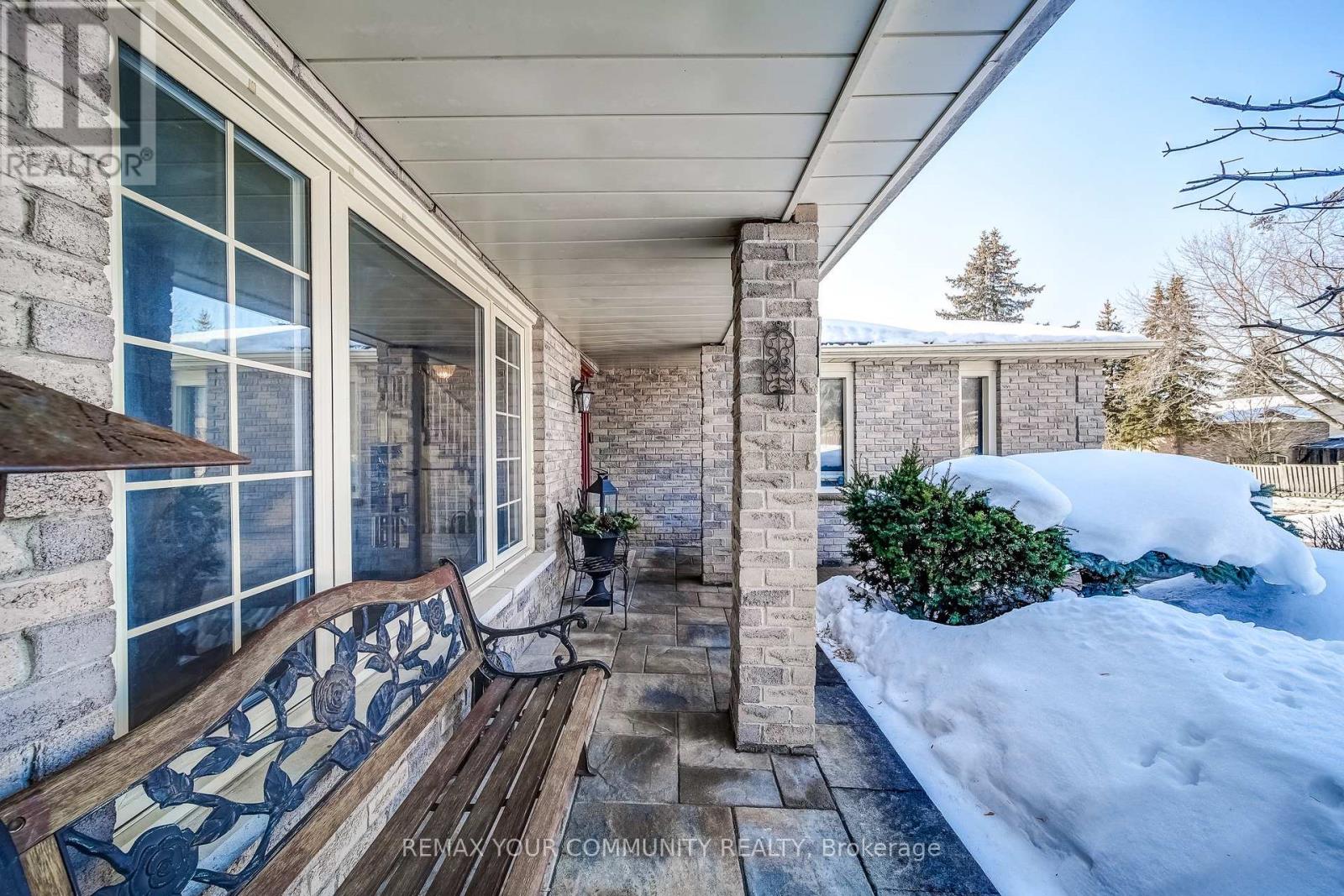 911 FERNDALE CRESCENT - 3