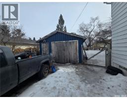 Enclosed porch - 107 Van Horne Street, Windthorst, SK S0G5G0 Photo 6