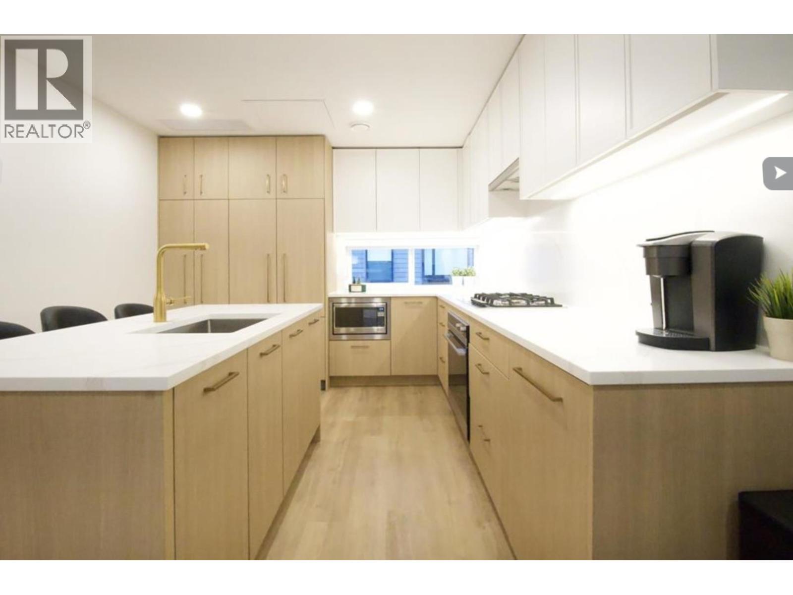 202 381 CLAYTON STREET, Coquitlam