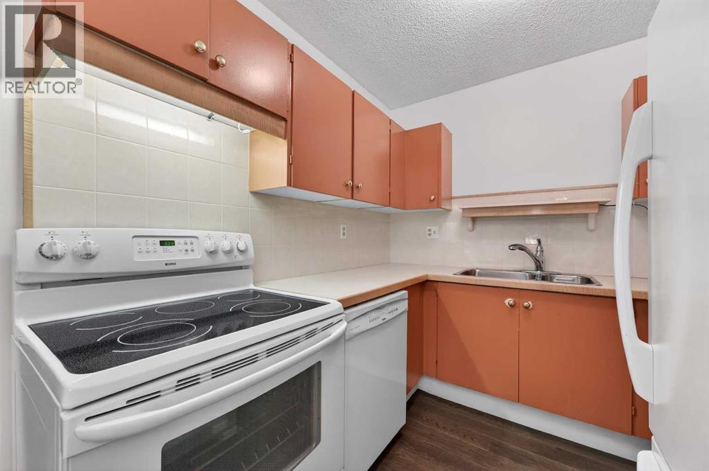 Single Family House 4 Level for Sale in  Canterbury Gardens SW Canyon Meadows Calgary 