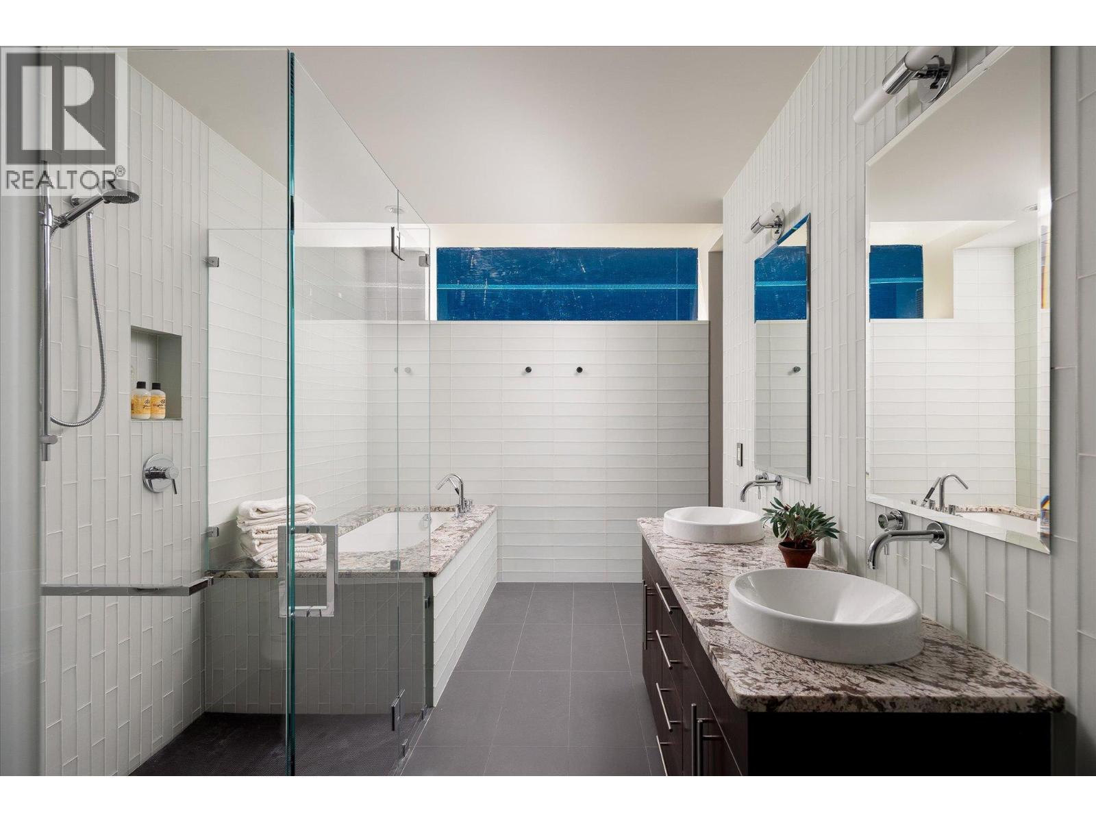 19 180 Sheerwater Court, Kelowna