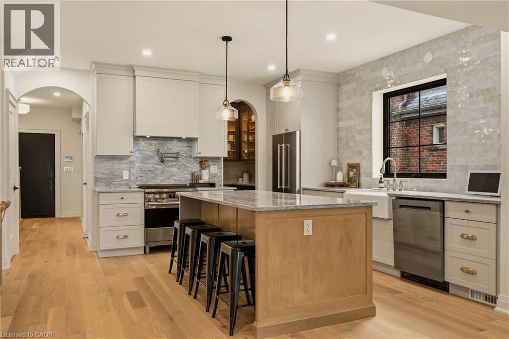 30 MATILDA Street N - 10