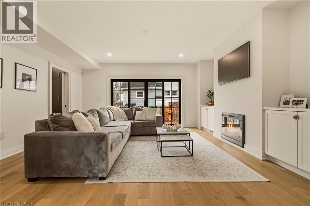 30 MATILDA Street N - 19