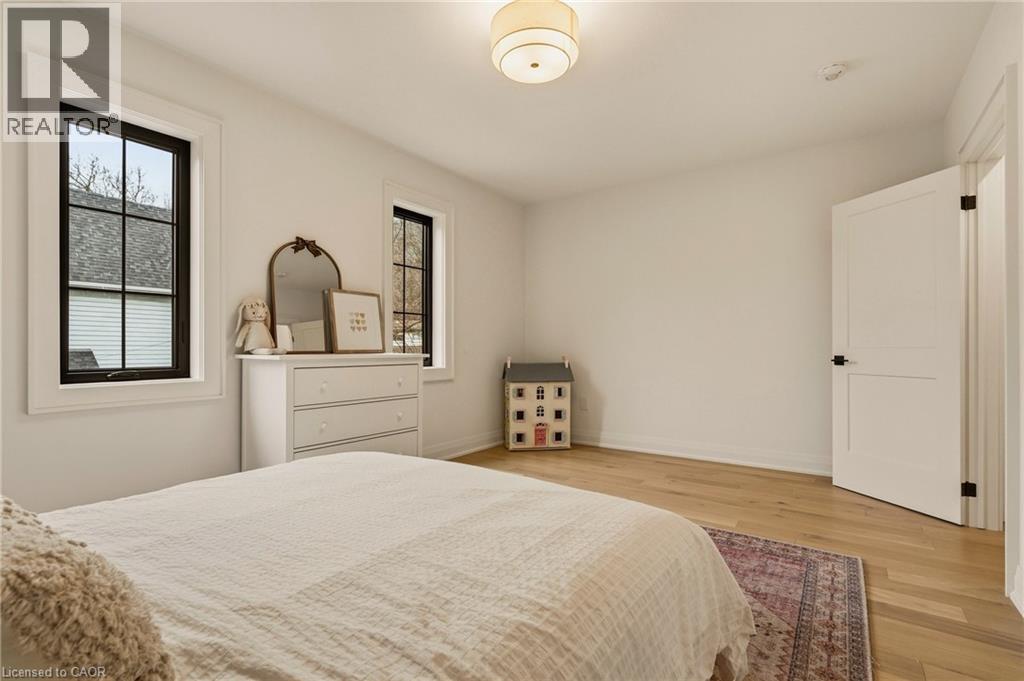 30 MATILDA Street N - 33
