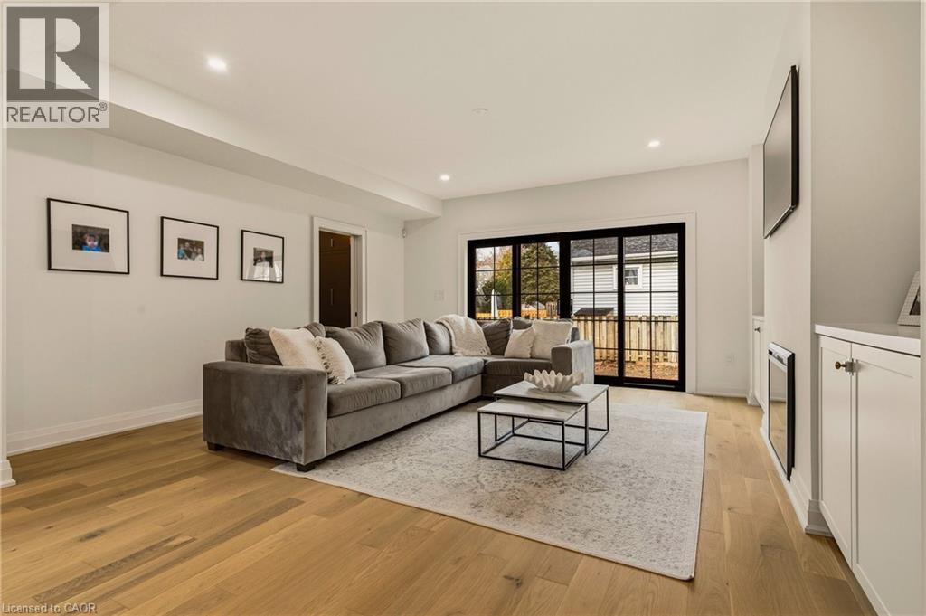 30 MATILDA Street N - 18