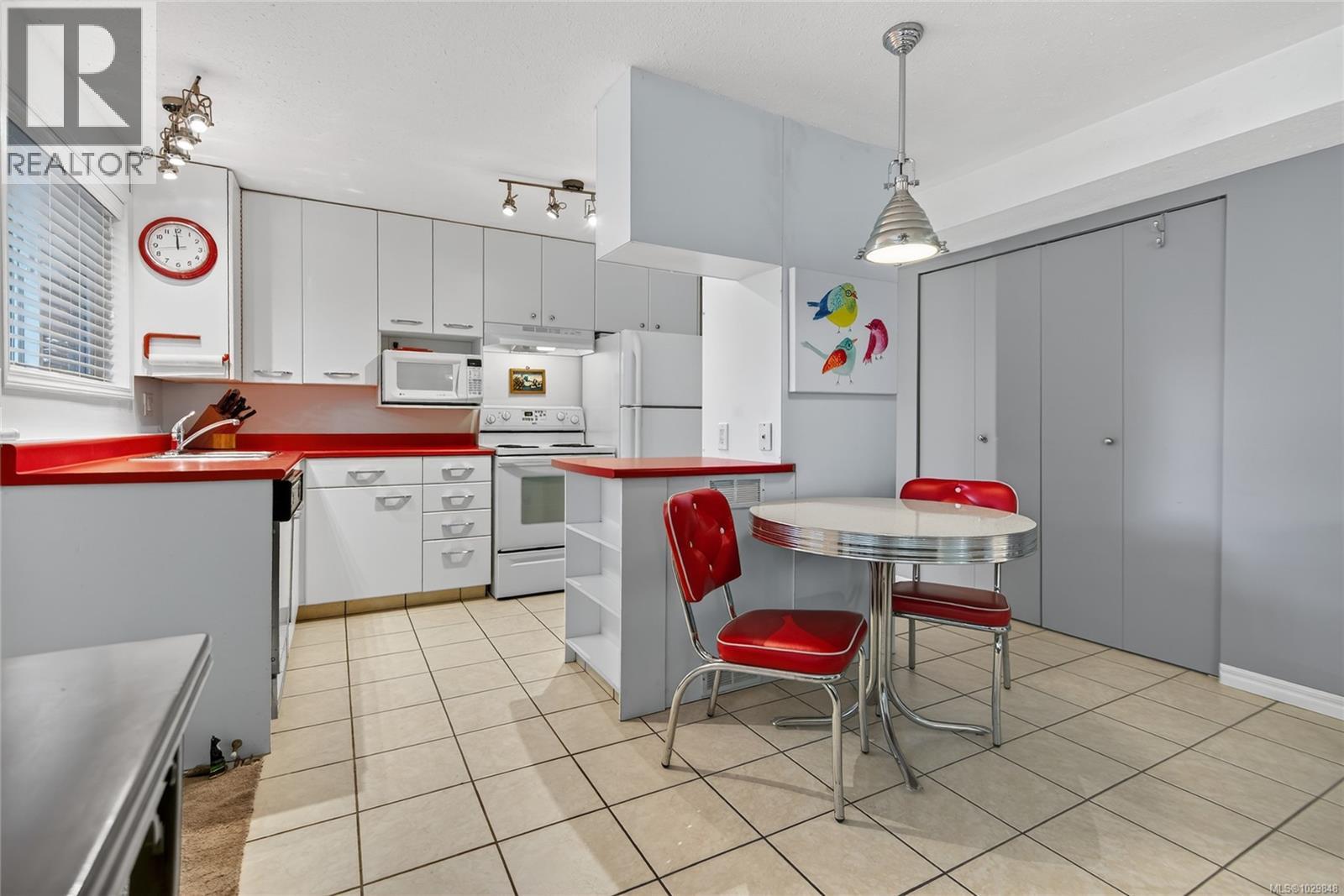 1580 BEACONSFIELD CRES - 10