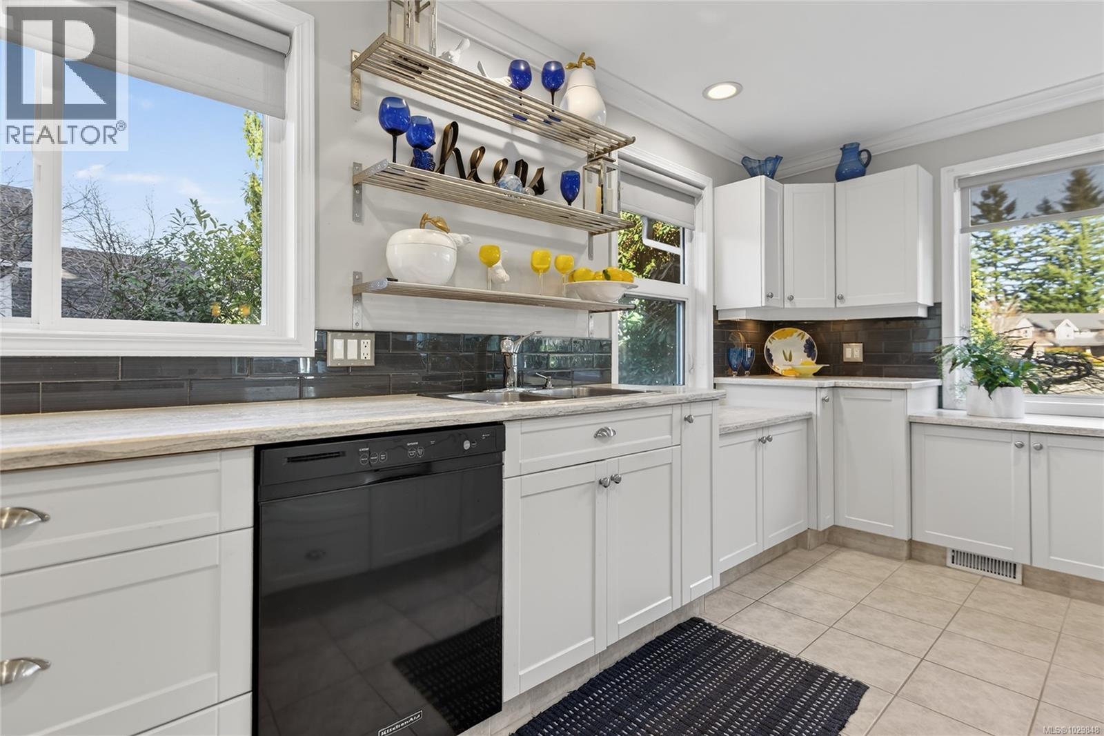 1580 Beaconsfield Cres - 19