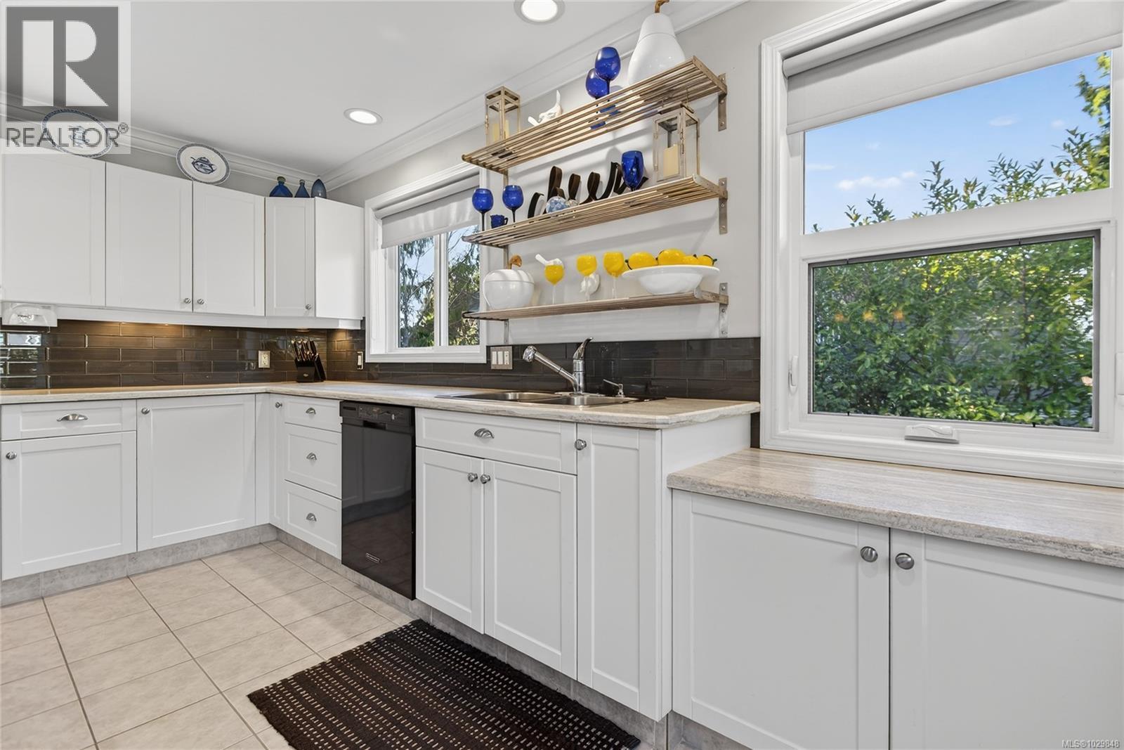 1580 Beaconsfield Cres - 20