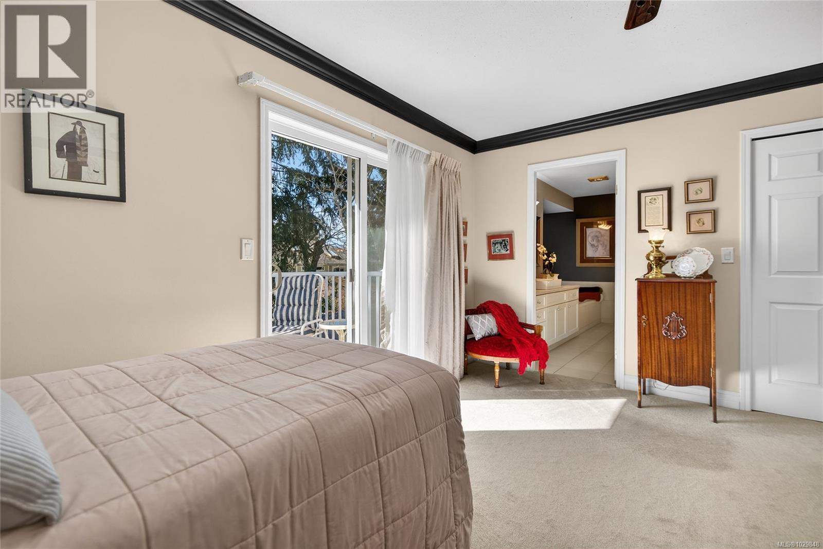 1580 Beaconsfield Cres - 34