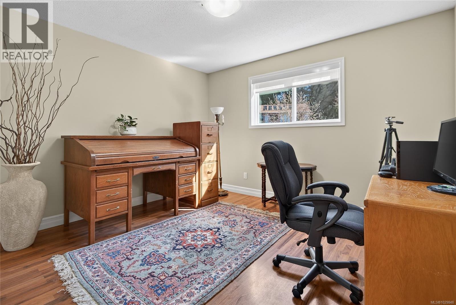 1580 Beaconsfield Cres - 38