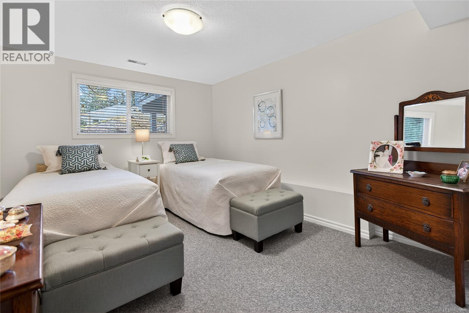 1580 Beaconsfield Cres - 42