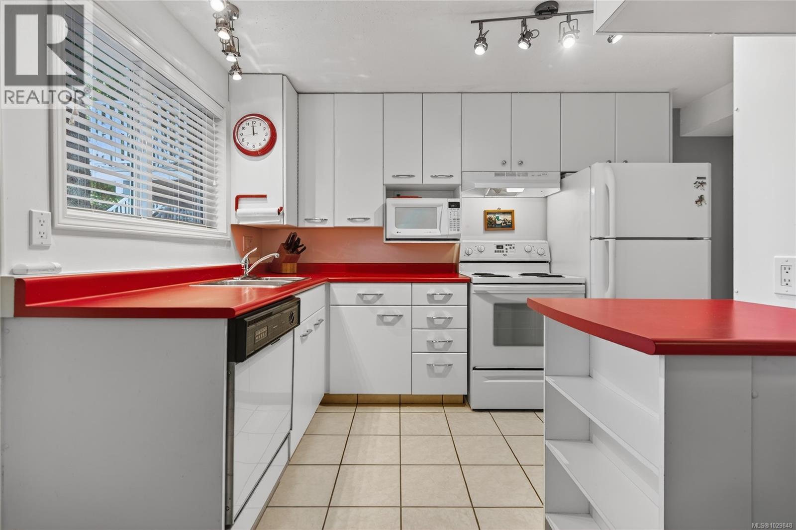 1580 Beaconsfield Cres - 45
