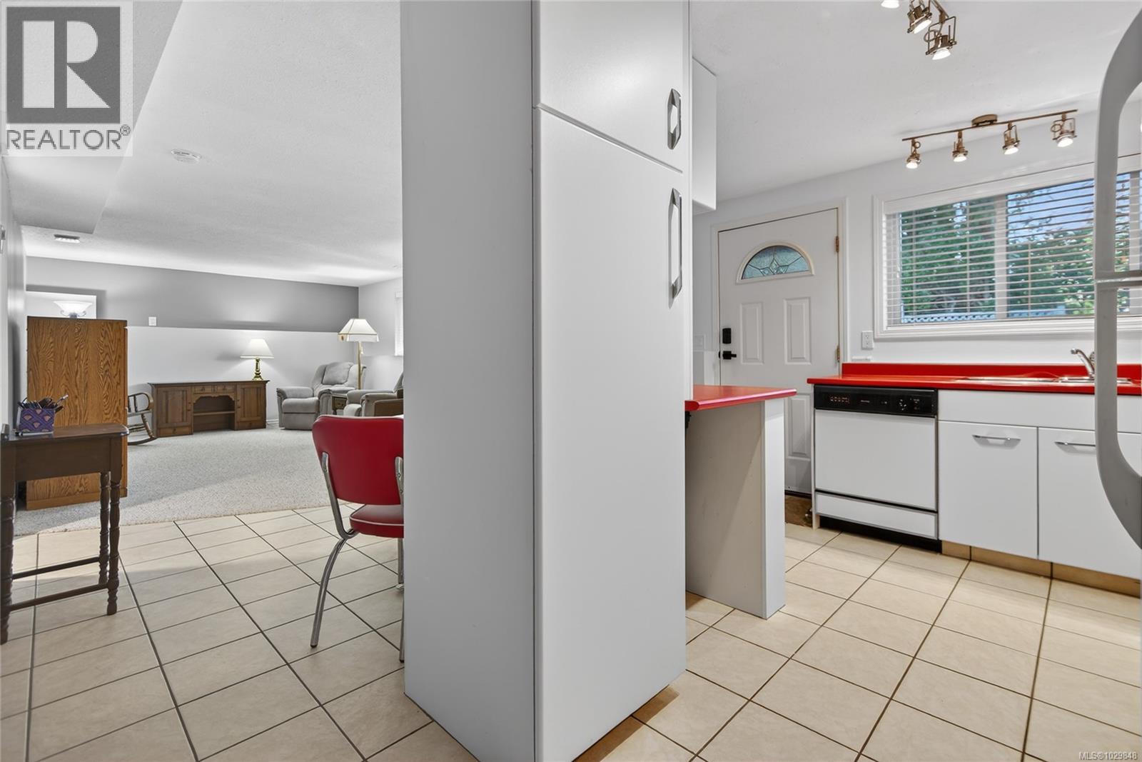 1580 Beaconsfield Cres - 47