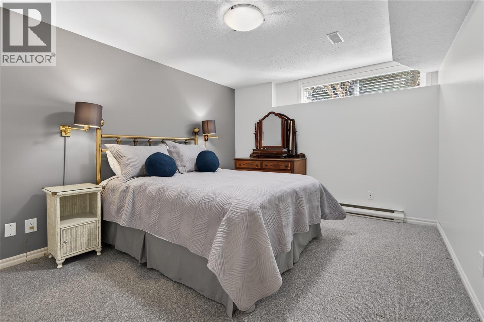 1580 Beaconsfield Cres - 53