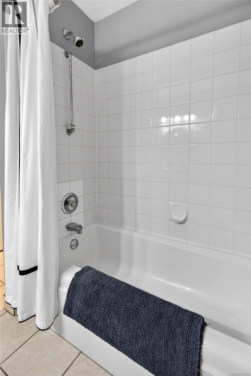 1580 Beaconsfield Cres - 56