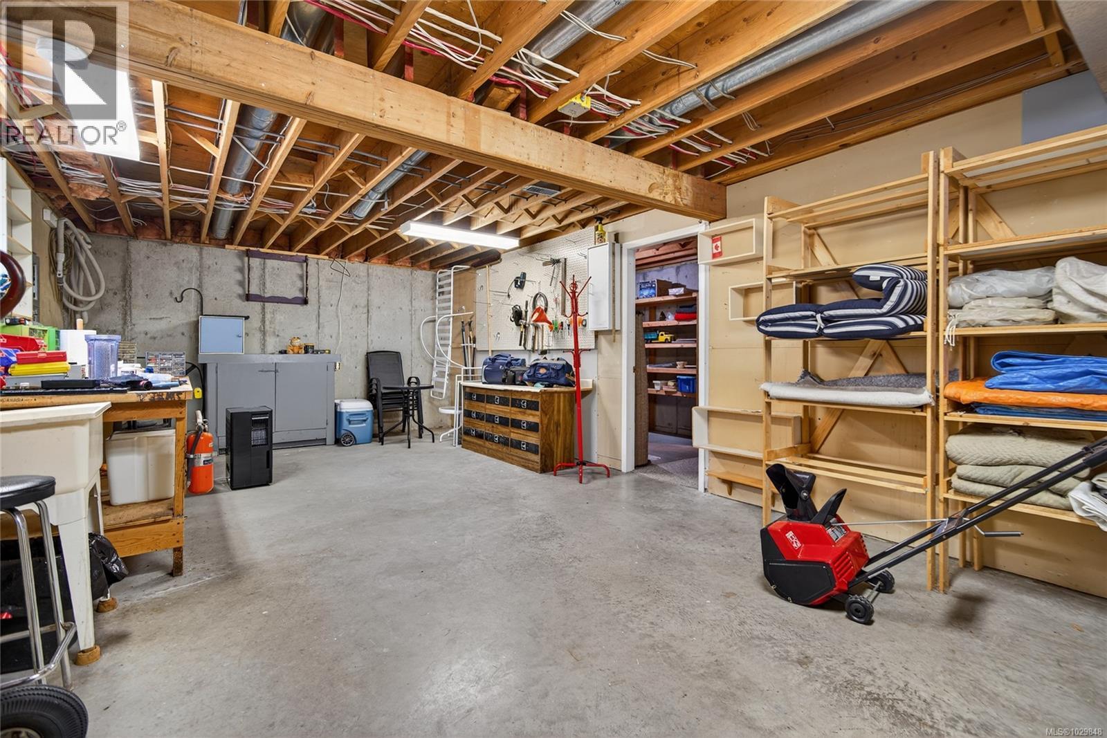 1580 Beaconsfield Cres - 59