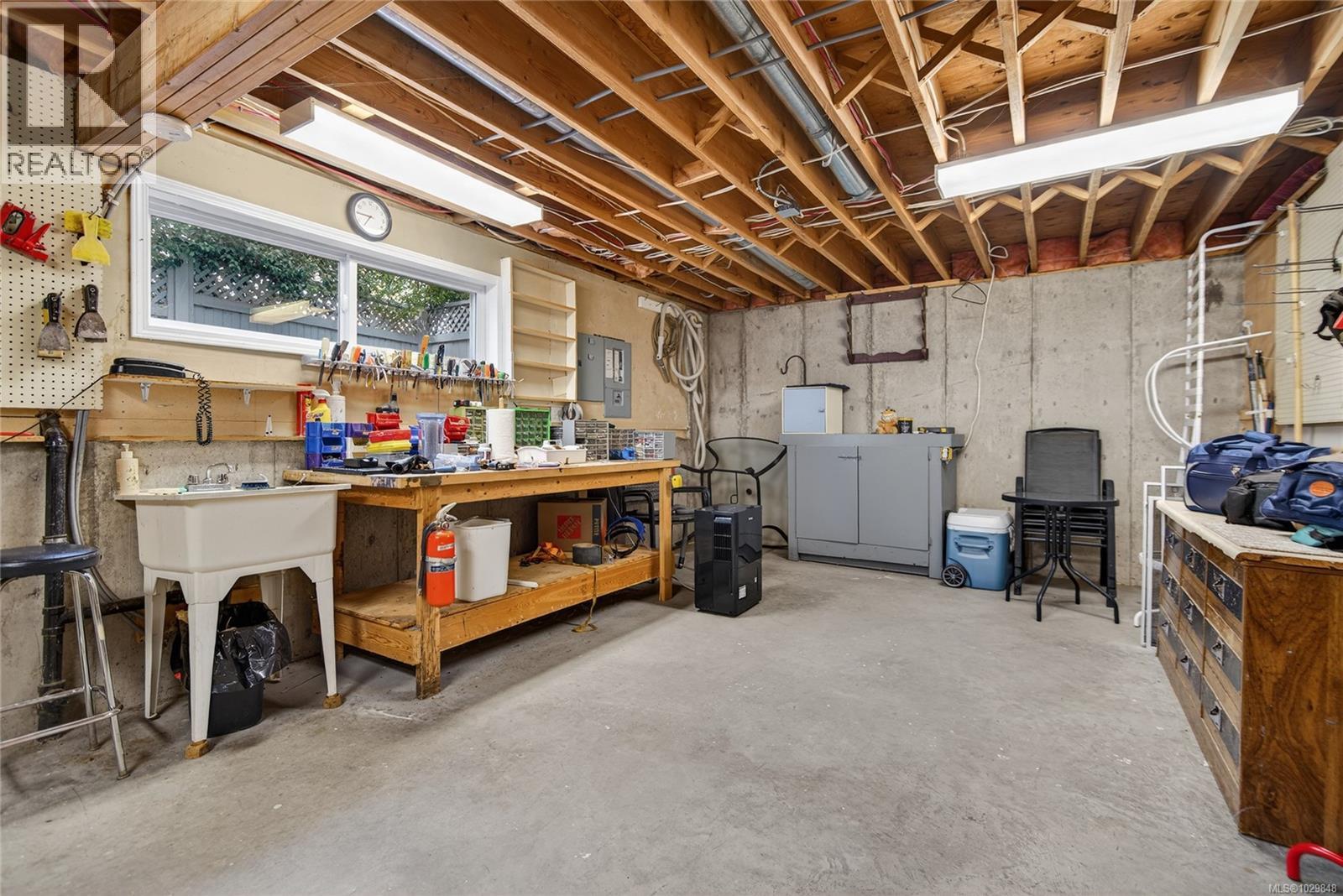 1580 Beaconsfield Cres - 61