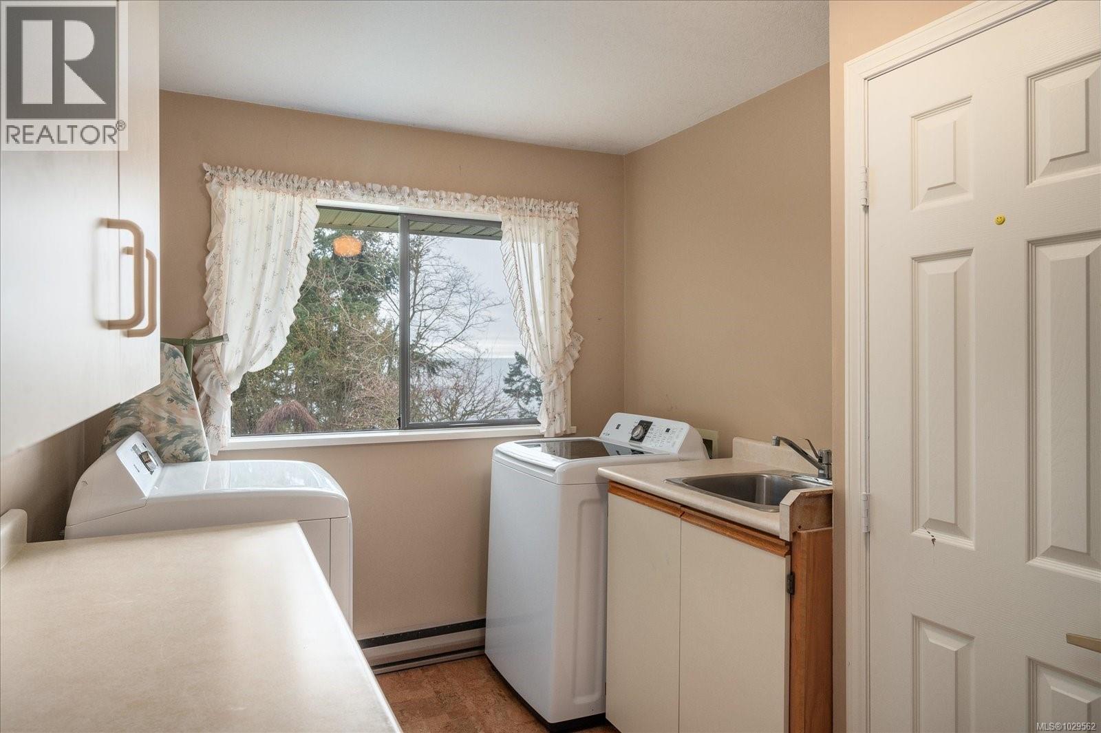 631 Sanderson Rd, Parksville