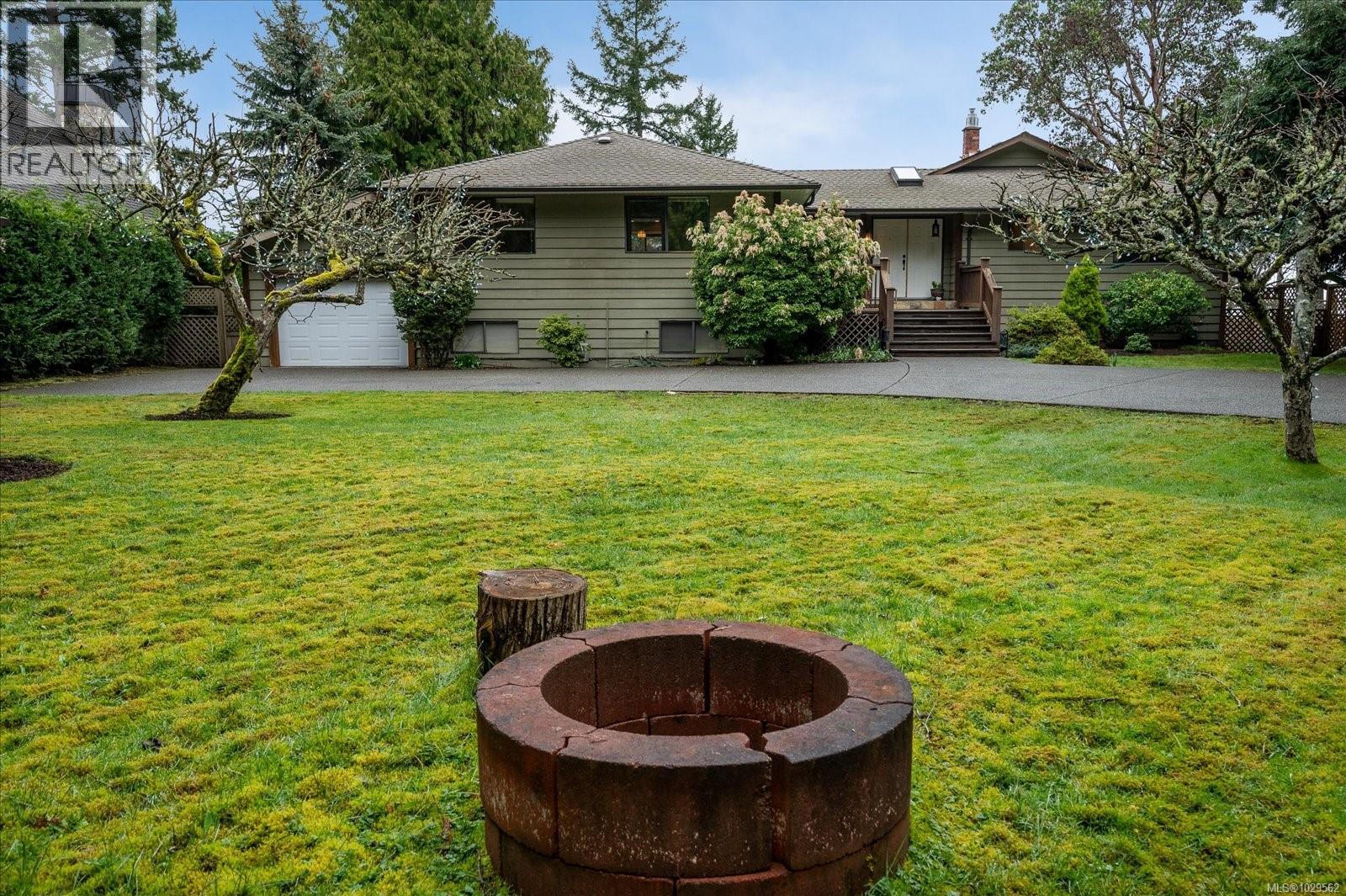 631 Sanderson Rd, Parksville