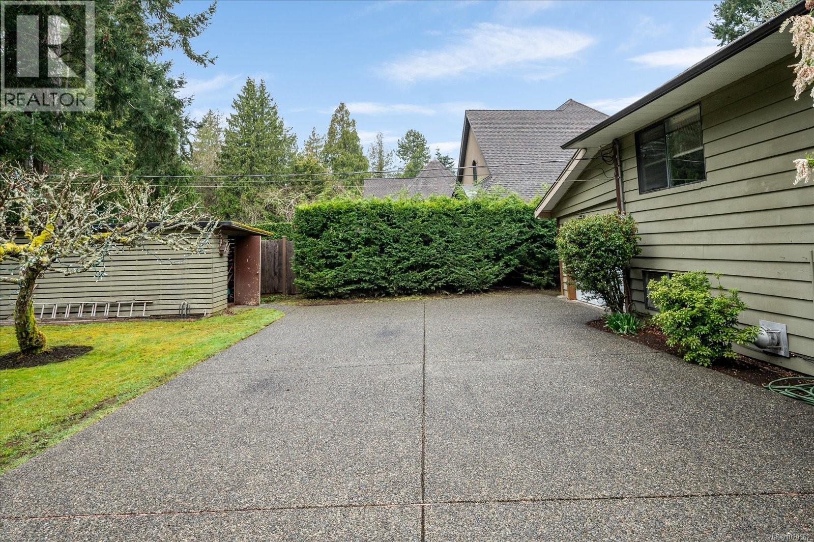 631 Sanderson Rd, Parksville