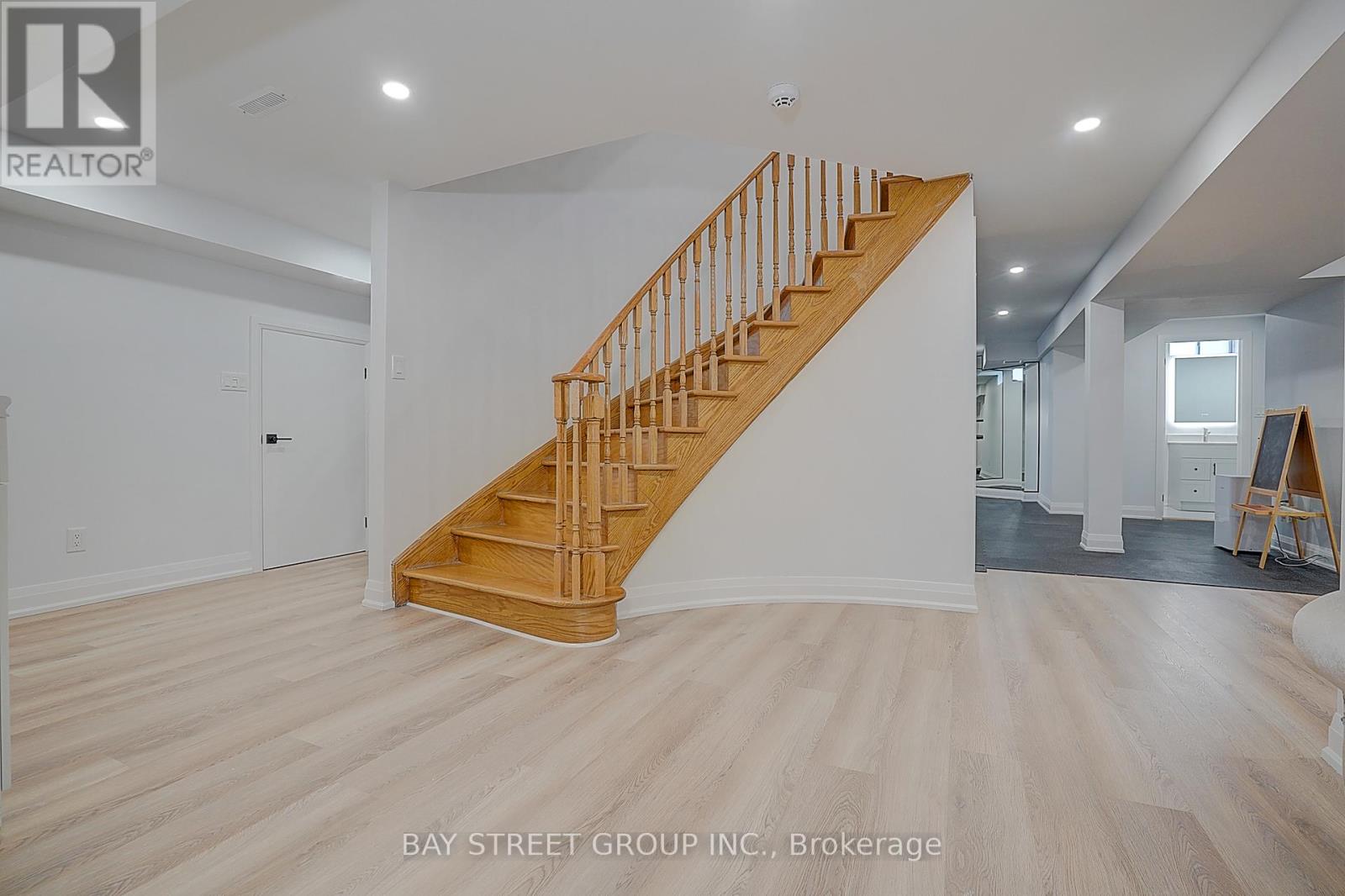 8 MOORELAND COURT - 37