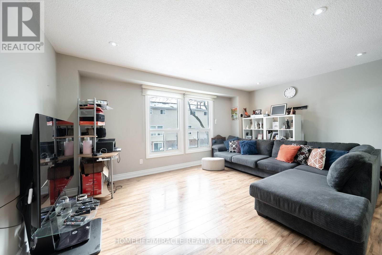 #150 150 ENDERBY CRESCENT - 4