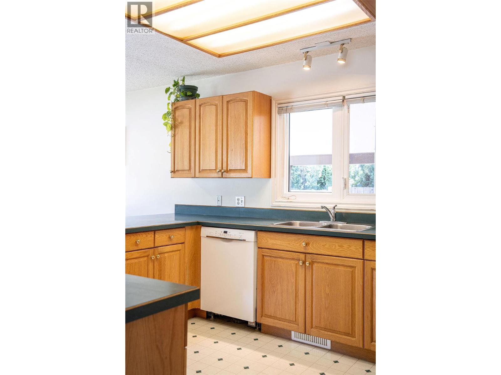 815 Fourth Street E, Revelstoke