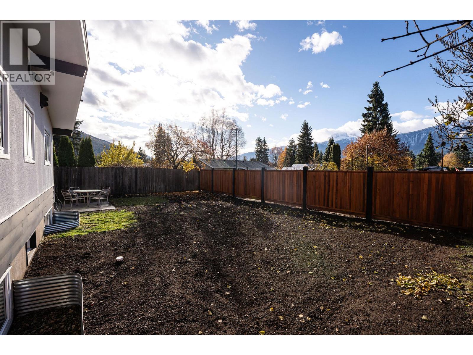 815 Fourth Street E, Revelstoke